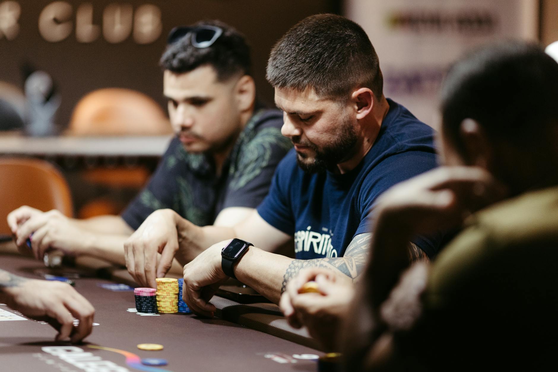 Poker online đòi hỏi tập trung vào vị trí, mức cược và thói quen của đối thủ.
