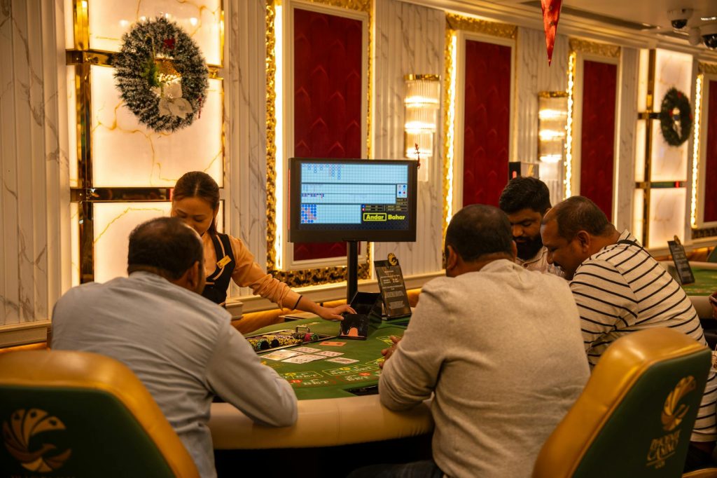 Quan sát nhịp cược và tốc độ hành động là cách đọc đối thủ hiệu quả trong poker online.