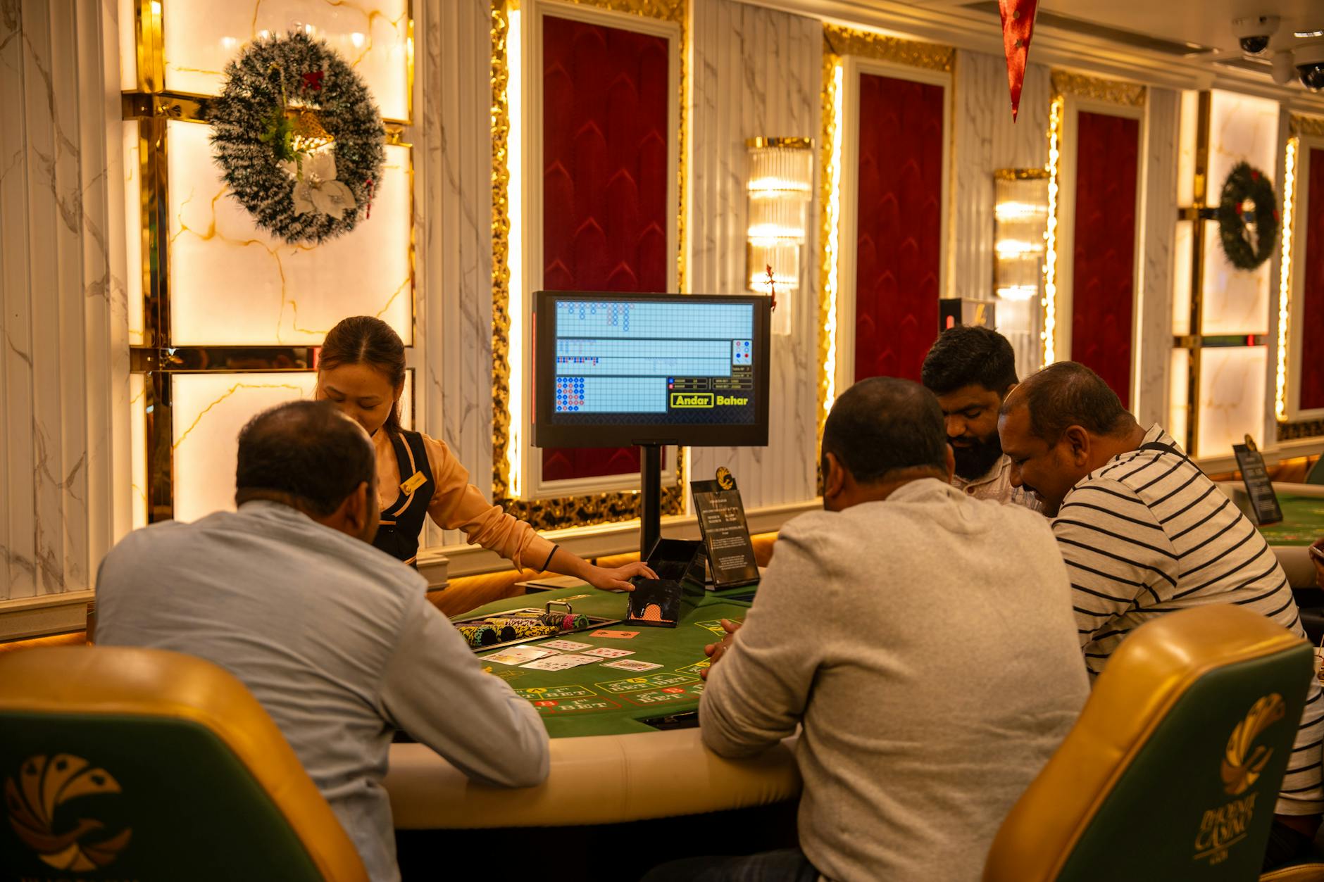 Quan sát nhịp cược và tốc độ hành động là cách đọc đối thủ hiệu quả trong poker online.